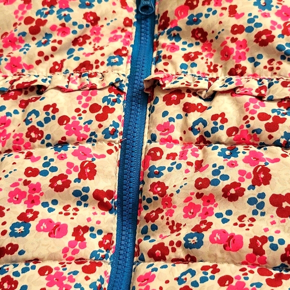 Adorable small floral print puffer vest - Picture 3 of 4